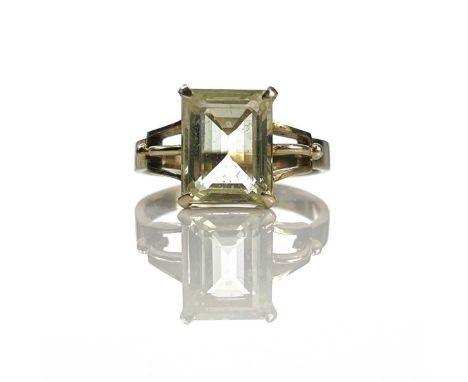 A 14ct chrysoberyl set ring, the rectangular cut stone measuring 3.8ct approximately, size L/M, weight 3.45g.