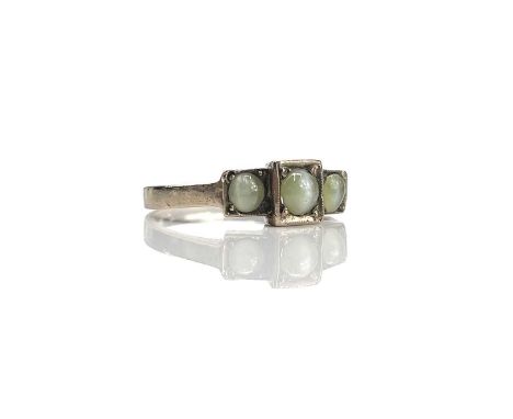 A 19th century gold cats eye chrysoberyl three stone ring, size I/J, weight 2g.