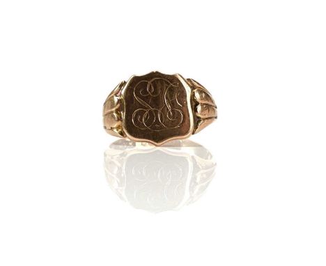 An 9ct rose gold early 20th century gentleman's signet ring with armorial shaped table and monogram, Birmingham 1915, size P/