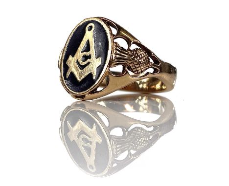A 9ct hallmarked gold and black enamel Scottish Masonic gentlemans signet ring, the shoulders with thistles, Sheffield 1980, 