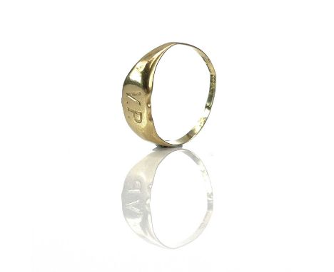 An 18ct hallmarked gold childs signet ring, size M/N, weight 2.8g.