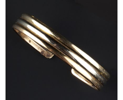 A THREE COLOUR TORQUE BANGLE, of reeded design, stamped '750', inner diameter 5.9cm