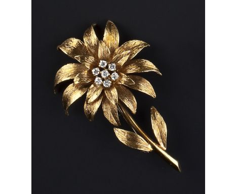 A DIAMOND SET FLOWER BROOCH BY CROPP & FARR, modelled as a textured marguerite flower, with brilliant-cut diamond set stamen,