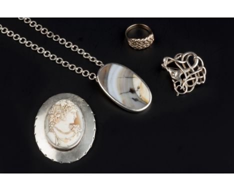 A SMALL COLLECTION OF JEWELLERY, comprising an oval shell cameo brooch, carved to depict a bacchante in profile, stamped 'Ste