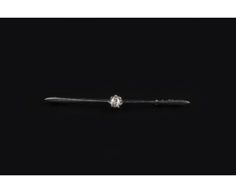 A DIAMOND SINGLE STONE BAR BROOCH, the old brilliant-cut diamond in claw setting, to tapered bar mount, indistinctly stamped 