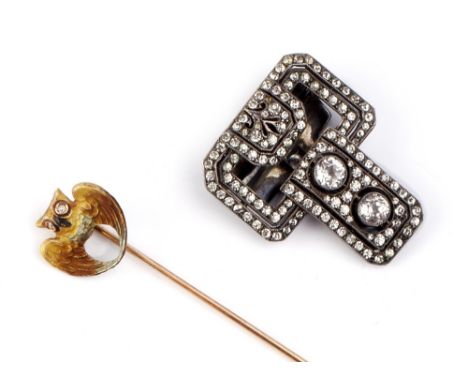 A COLLECTION OF JEWELLERY, to include an enamel and diamond set stick pin, modelled as an owl, with indistinct mark to revers