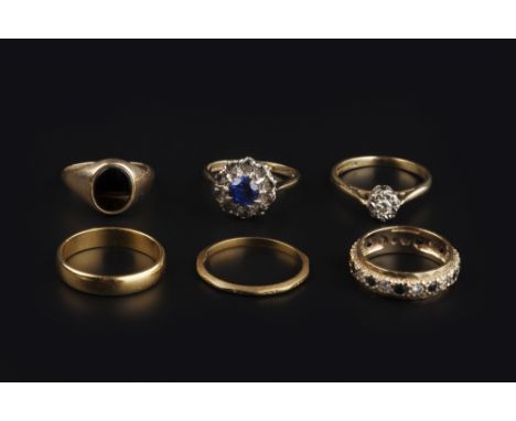 A COLLECTION OF RINGS, comprising two 22ct gold wedding bands, an illusion set diamond single stone ring, a signet ring, and 