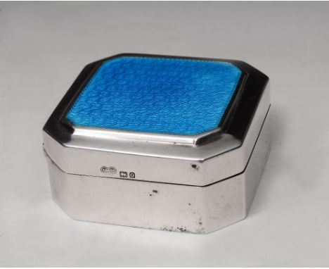 A SILVER AND ENAMEL TRINKET BOX with canted corners by Goldsmiths & Silversmiths Company, London 1909, 5.2cm square