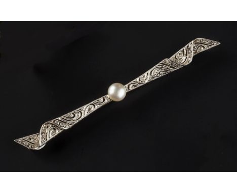 A DIAMOND AND PEARL BAR BROOCH, of pierced ribbon design, centred with a button pearl and millegrain set with lasque-cut diam