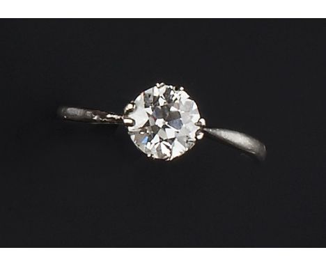 A DIAMOND SINGLE STONE RING, the old brilliant-cut diamond in claw setting, to a white precious metal mount (mount damaged), 