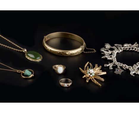 A COLLECTION OF JEWELLERY, to include an opal single stone ring,a nephrite pendant on chain, a coral and half pearl set ring 