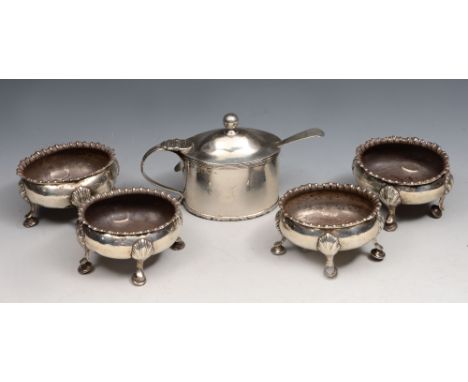 A GEORGIAN PLAIN OVAL SHAPED MUSTARD POT with a domed hinged lid, ball finial and reeded handle with clear glass liner, 12cm 