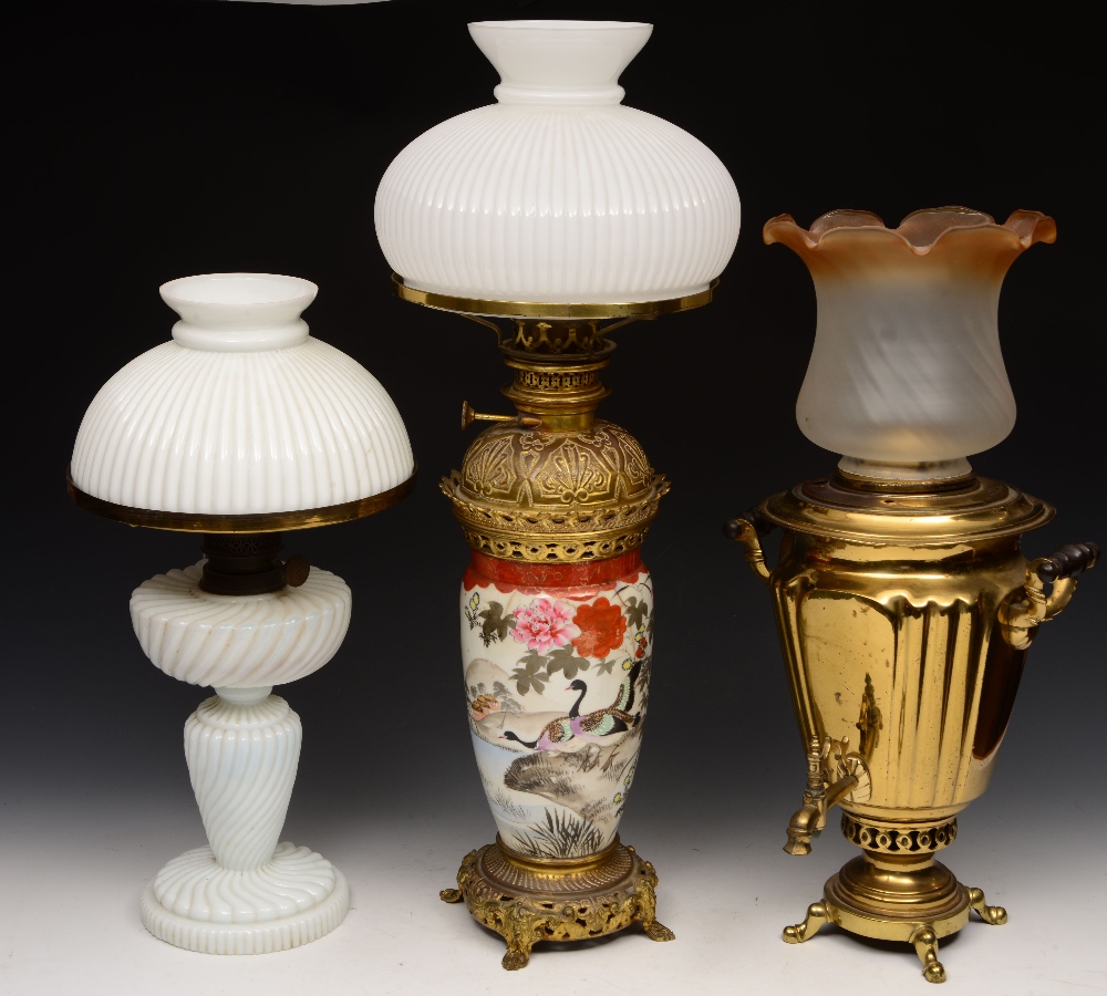 A JAPANESE PORCELAIN AND GILT METAL MOUNTED OIL LAMP with white glass