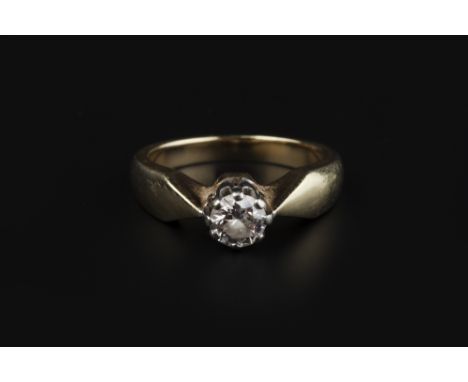 A DIAMOND SINGLE STONE RING, the round brilliant-cut diamond in claw setting, between knife-edge shoulders, two colour precio