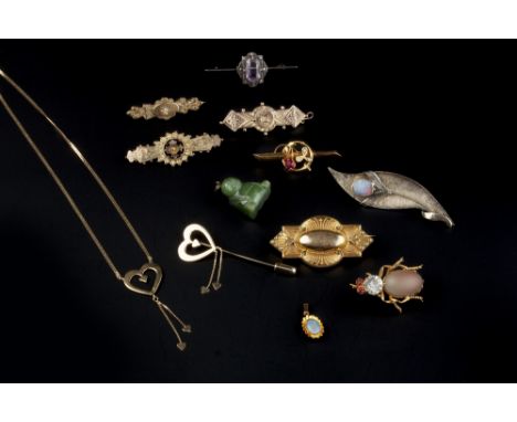 A SMALL COLLECTION OF JEWELLERY, to include a heart pendant necklace and stick pin suite, stamped '14k', four Victorian panel