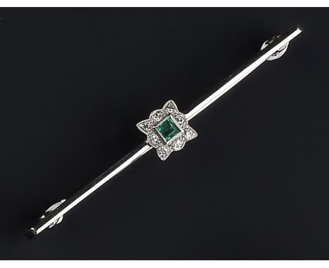 AN EMERALD AND DIAMOND BAR BROOCH, the uniform bar mount centred with a square-cut emerald and single-cut diamond cluster, st