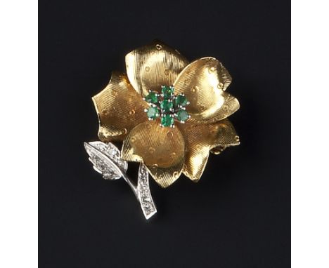 AN EMERALD AND DIAMOND SET FLORAL BROOCH, modelled as a textured flowerhead, with circular-cut emerald cluster stamen, single