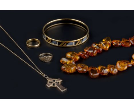 A COLLECTION OF JEWELLERY, comprising a 22ct gold wedding band, a 9ct gold engraved signet ring, a 9ct gold cross pendant on 