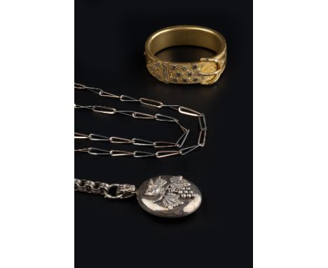A LOCKET PENDANT ON CHAIN, the oval locket decorated with birds perched upon a vine branch, glazed verso, suspended from a fa