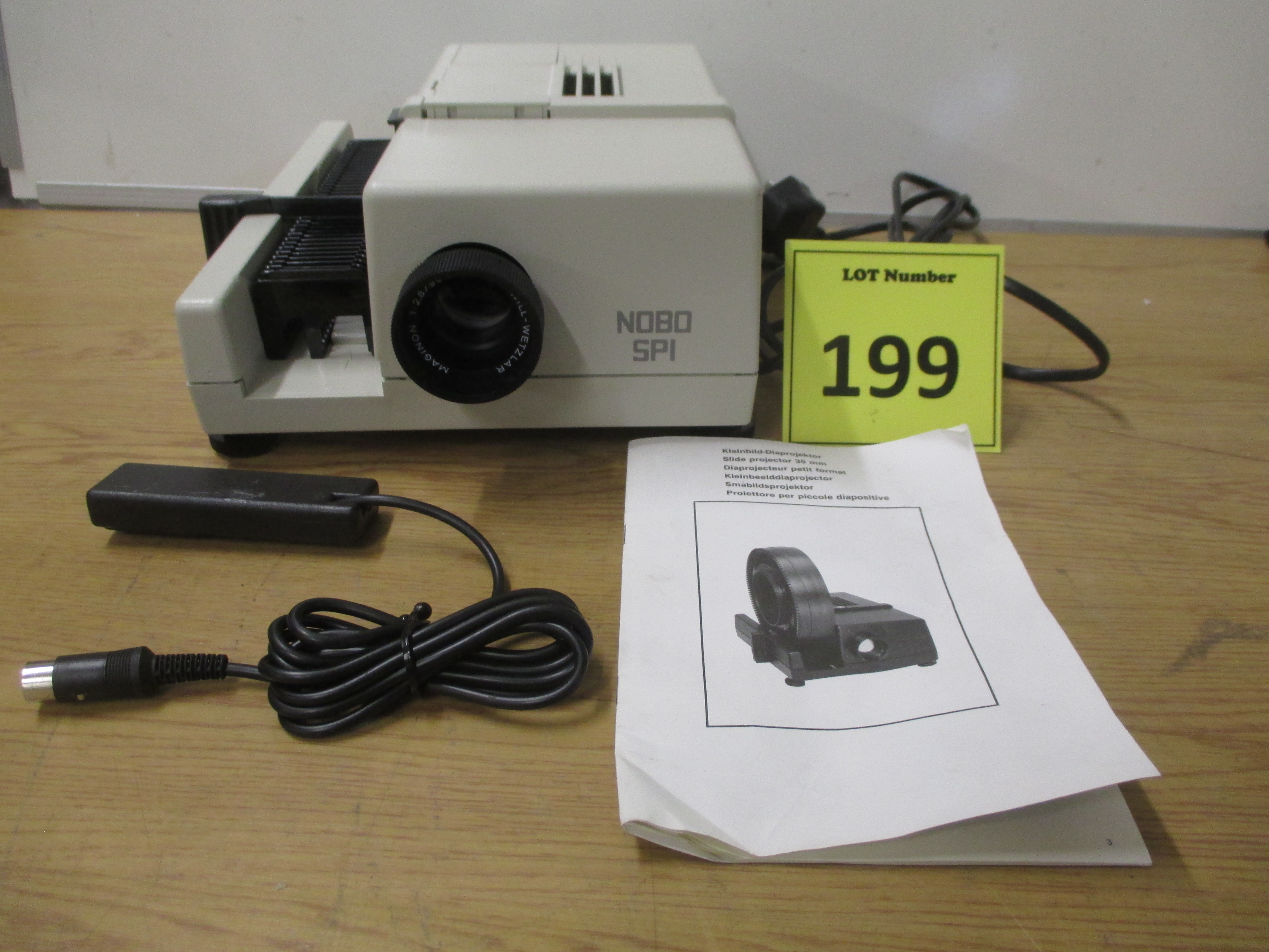 NOBO SP1 SLIDE PROJECTOR WITH REMOTE CONTROL AND IN ORIGINAL BOX.