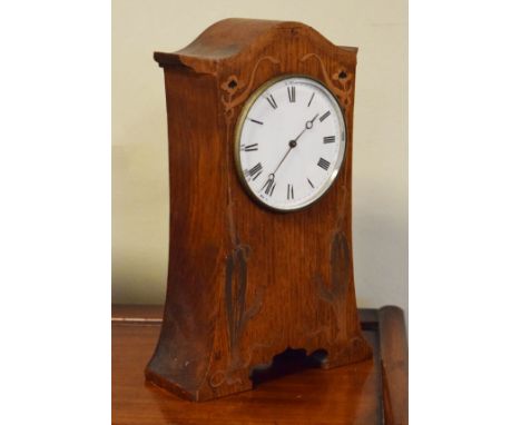 Edwardian copper inlaid oak cased mantel clock having Art Nouveau design stylised foliate decoration, the white enamel dial w