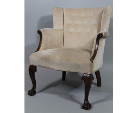 An early 20thC wing tub armchair, with button back and serpentine seat in (later) cream material, with roundel capped arm sup