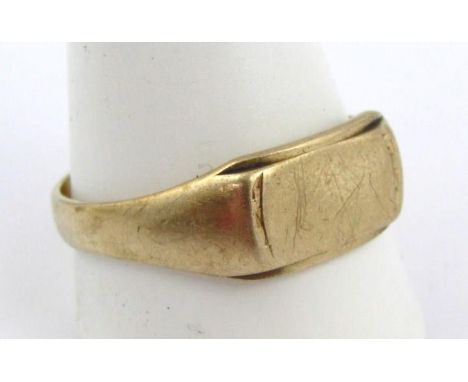 A gentleman's signet ring, yellow metal marked .375, size Z+, 5g.