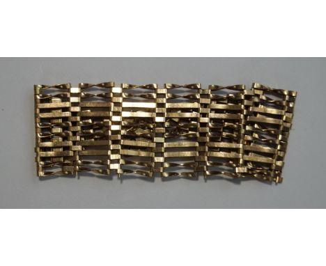 A 9 carat gold bracelet, of ten bar gate links, to a padlock clasp, 19 cm long, 21.6 g gross