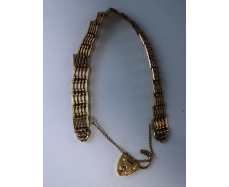 A 9 carat gold gate link bracelet, to a padlock clasp, 14 g gross, 17.5 cm long