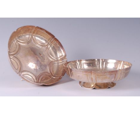 A pair of good Arts &amp; Crafts silver comports by William Comyns, of squat slightly lobed circular form, with all-over hamm