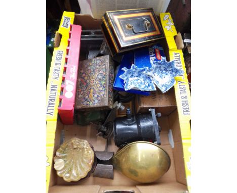 A box of collectables including early 20th century projector. 