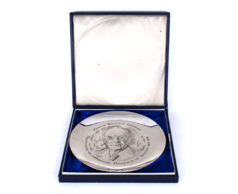 1975, Erskine Childers, Irish silver commemorative plate. An Irish silver circular plate the central reserve with a portrait 