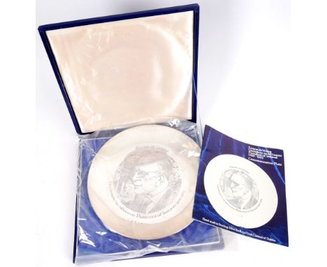 1975, Eamon de Valera, Irish silver commemorative plate. An Irish silver circular plate the central reserve with a portrait o