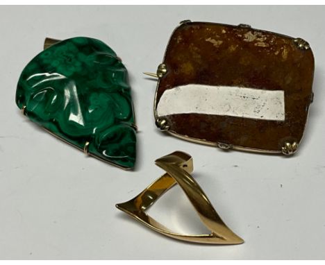 An unmarked gold wishbone ring, size J, 3.3g; a late 19th/early 20th century rounded rectangular agate  brooch, gold coloured