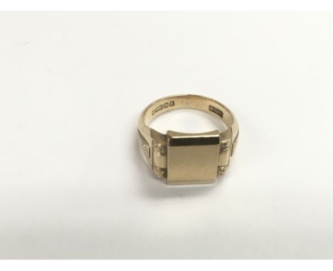 A 9ct gold signet ring, approx 9g and approx size R.