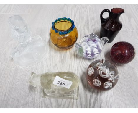 GLASSWARE TO INCLUDE A BEAR AND OWL ORNAMENT TWO PAPERWEIGHTS AN AMETHYST JUG ETC