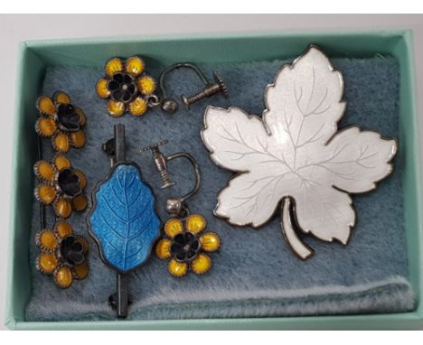 MEKA STERLING SILVER AND ENAMEL DANISH JEWELLERY COMPRISING A LEAF BROOCH AND BLUE LEAF BROOCH, FLORAL PATTERN BAR BROOCH AND