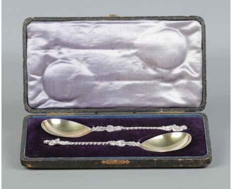 A cased pair of Edwardian silver spoons with Apostle finials and gilt bowls. Assayed London 1903 by William Hutton &amp; Sons