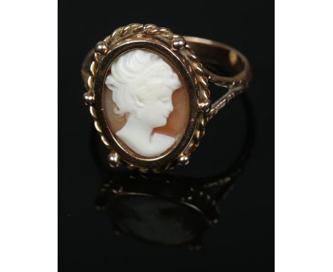 A 9ct gold cameo ring depicting portrait of a maiden. Size T, 4.05g.  