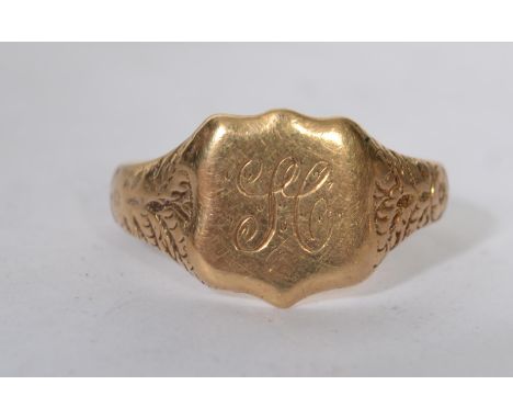 A vintage 9ct gold gents signet ring with gypsy style chase shoulders, monogram to the cartouche. Total weight 3.6g / Size T 