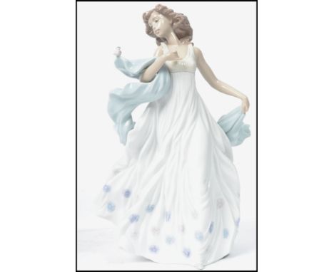 A Lladro ceramic figurine of a lady entitled ' Summer Serenade ' with impressed marks to base 6193. Measures:  30cm high x 18