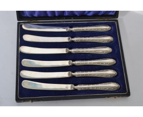 A cased set of six silver handled hallmarked tea knives. Birmingham assay mark with date letter V dating to 1920.