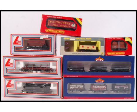 A collection of 8x assorted Hornby, Bachmann & Lima 00 gauge wagons & rolling stock to include; 33-090 Clay Wagons, 37-076x P