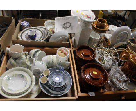 FOUR TRAYS OF ASSORTED CHINA AND CERAMICS TO INCLUDE ROYAL WORCESTER, COLLECTORS PLATES, ETC 
