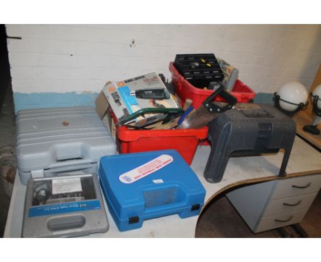A QUANTITY OF ASSORTED TOOLS TO INCLUDE A HEAT GUN, SATELLITE DISH, SPIRIT LEVEL, ETC  