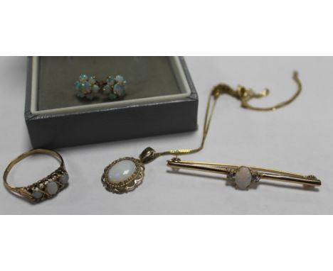 A SELECTION OF GOLD AND OPAL ITEMS TO INCLUDE A RING, EAR RINGS, ETC 