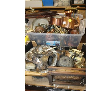 TWO TRAYS OF ASSORTED METALWARE AND COLLECTABLES. TO INCLUDE BRASS, COPPER, VINTAGE TENNIS RACKET, ETC