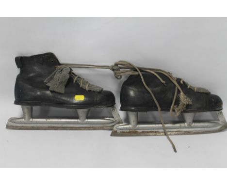 A PAIR OF VINTAGE ICE SKATES 