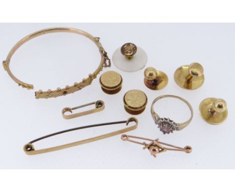 ASSORTED YELLOW METAL JEWELLERY comprising 9ct gold seed pearl and ruby bangle (AF), two 9ct gold tie pins, two studs stamped