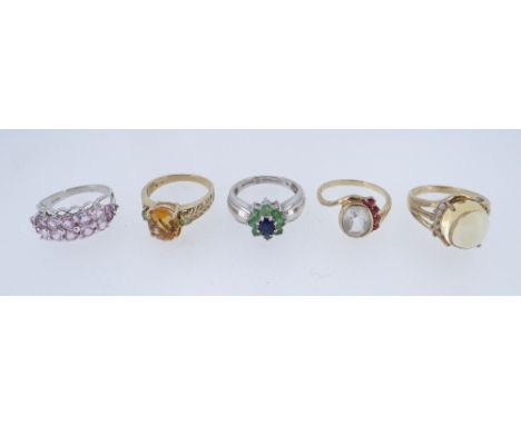 FIVE MODERN GOLD RINGS, comprising 9K white gold blue sapphire & tsavorite ring, 9K yellow gold citrine & peridot ring, 9K ye
